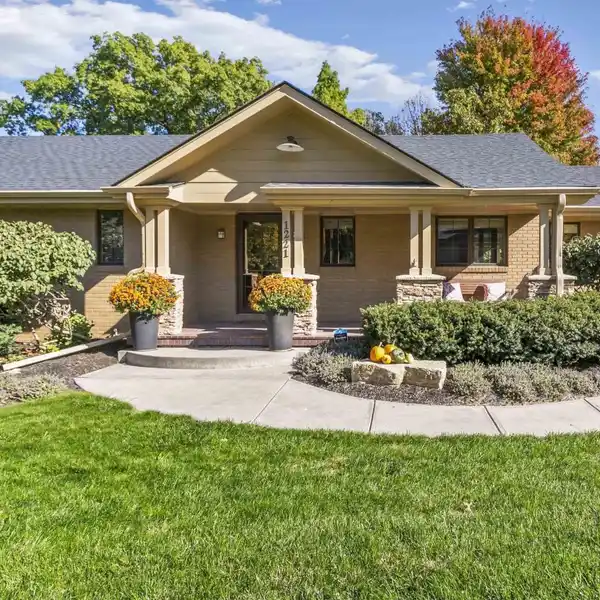 WELCOMING RANCH HOME BLENDING COMFORT AND ELEGANCE
