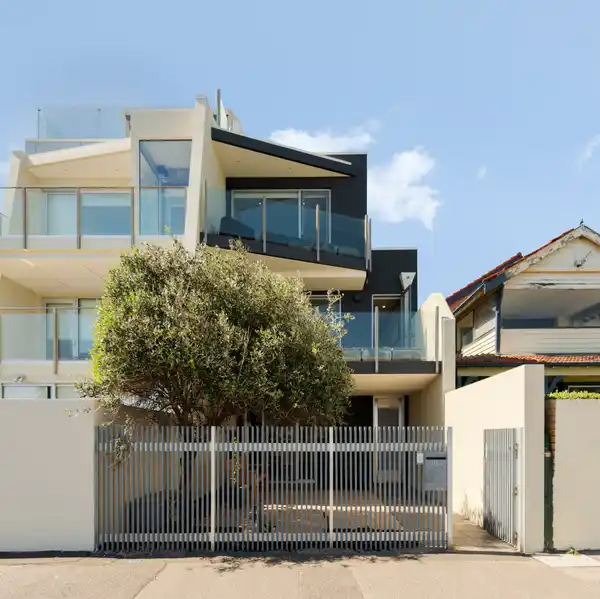 BAYSIDE ELEGANCE WITH UNINTERRUPTED WATER VIEWS