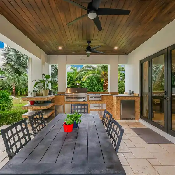 IMPRESSIVE 10-ACRE REDLAND ESTATE