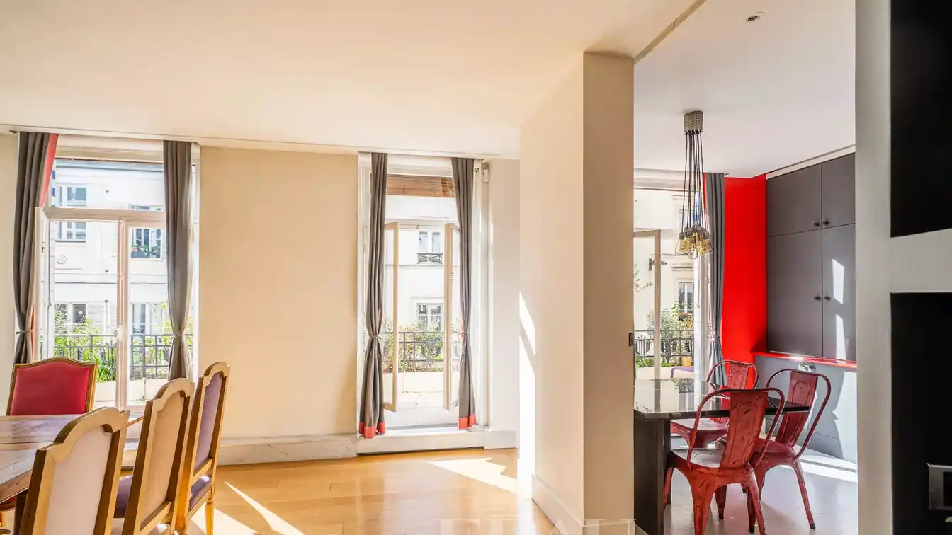 Magnificent Apartment Bathed in Sunshine