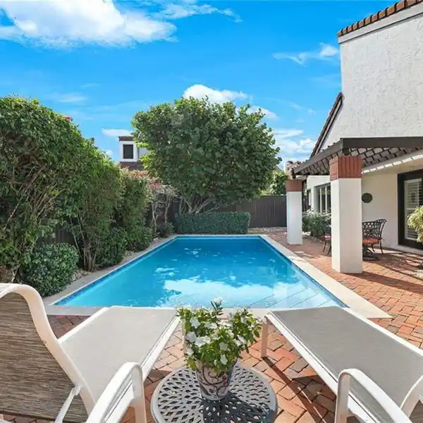 WELL-MAINTAINED DETACHED VILLA IN SOUGHT-AFTER BAY VILLA