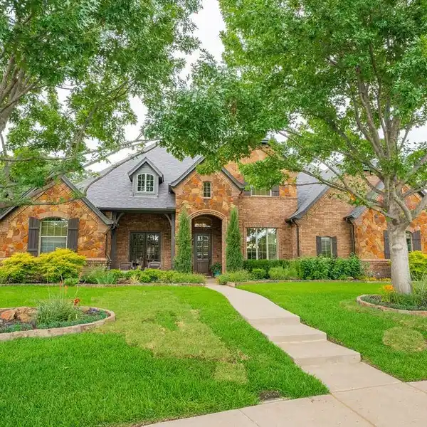 EXQUISITE RESIDENCE ON A QUIET CUL-DE-SAC