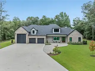 Modern Home Blending Privacy, Nature, and Style