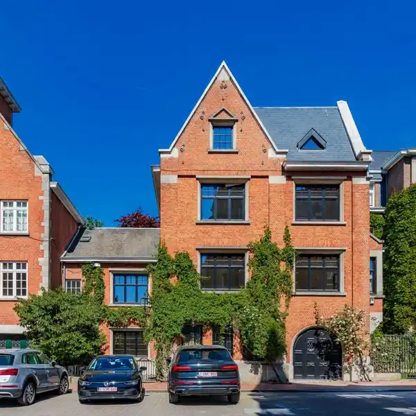ENGLISH-STYLE MANSION IN A PRIVILEGED LOCATION