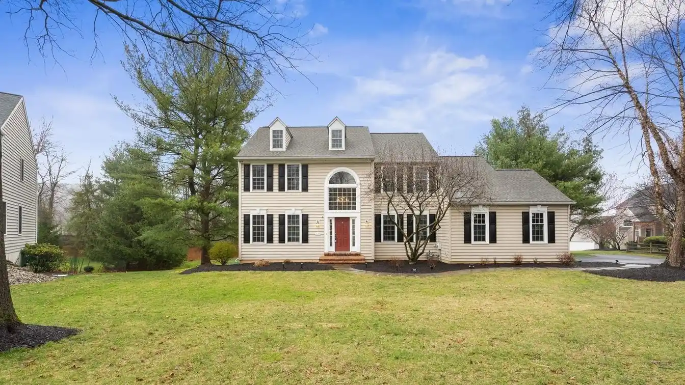 Cul-de-sac Estate on Private Acreage