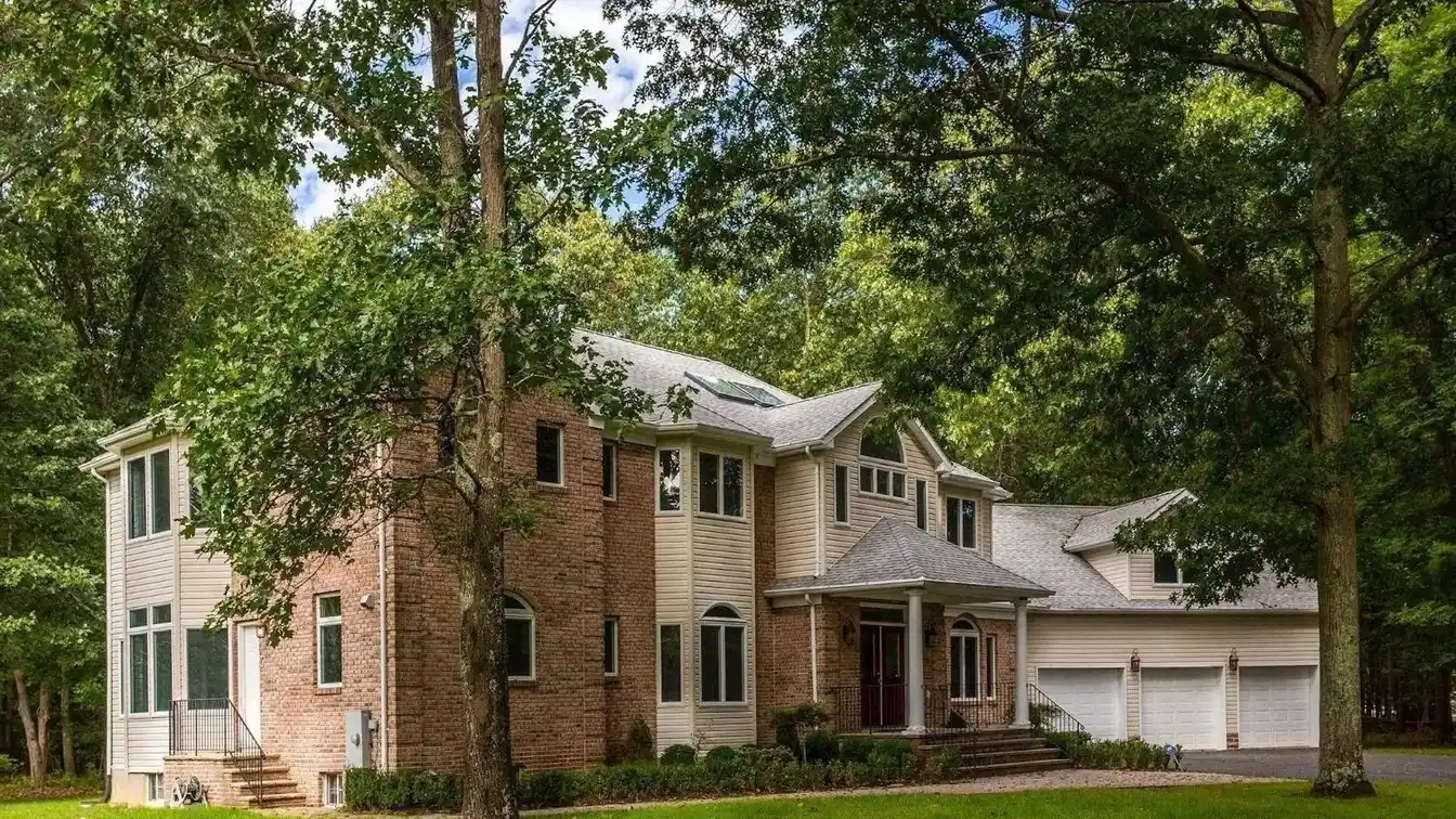 Immaculate Center Hall Colonial on a Cul-de-sac