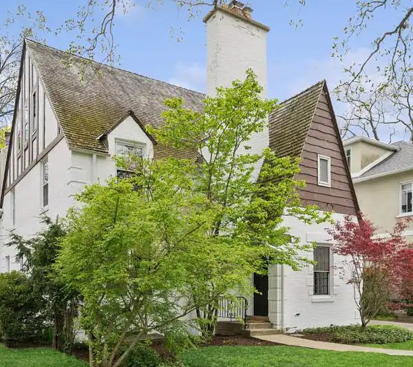 CHARMING GLENCOE HOME WITH DESIGNER KITCHEN