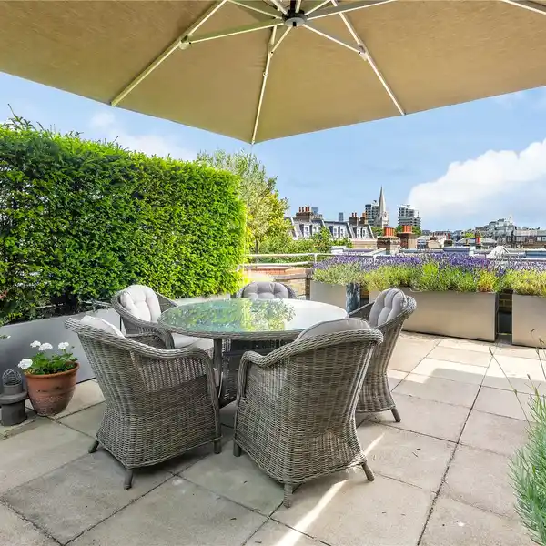 SUPERB SUB-PENTHOUSE APARTMENT WITH HUGE TERRACE