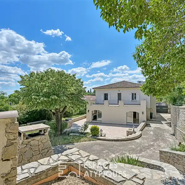 EXCEPTIONAL PROPERTY STEPS FROM MAISON CARRéE