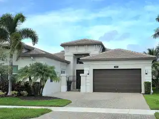 Lakefront Home in Valencia Bay