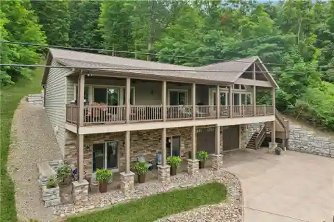 Absolutely Stunning Year Round Retreat