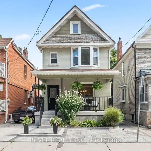 CHARMING DETACHED HOME WITH LANDSCAPED OUTDOOR OASIS