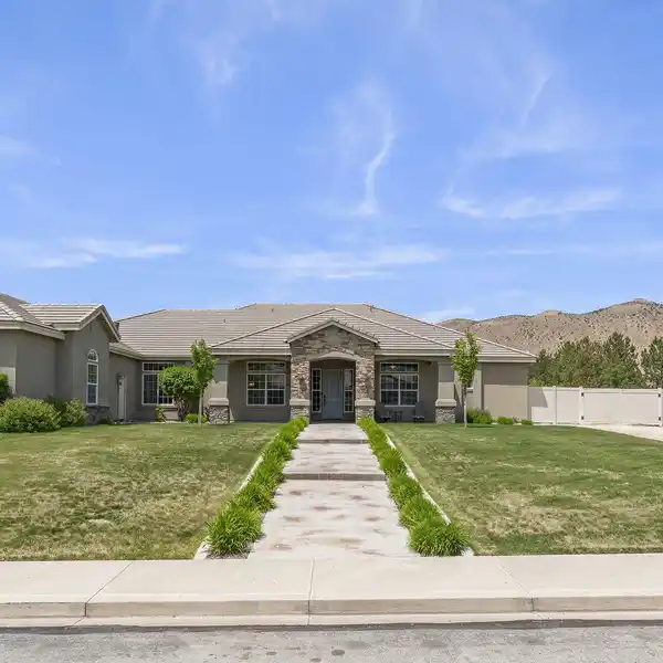 ELEGANT ESTATE WITH RESORT-STYLE GROUNDS