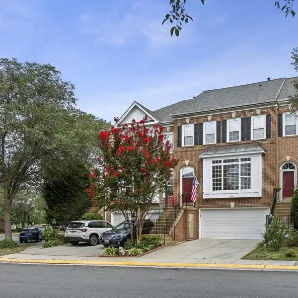 SPACIOUS TOWNHOME IN RESTON TOWN CENTER