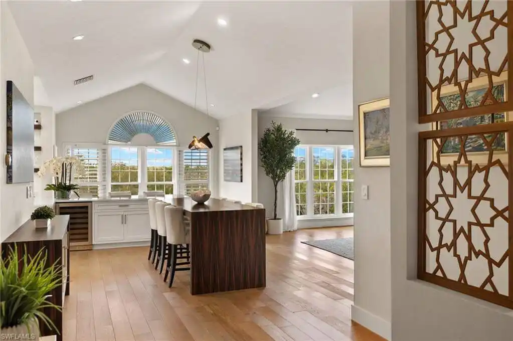 Fully Renovated Corner Penthouse in Windstar on Naples Bay