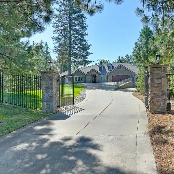 EXCEPTIONAL PROPERTY IN CONVENIENT LOCATION