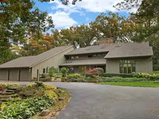 Luxury Estate with Ultimate Car Haven