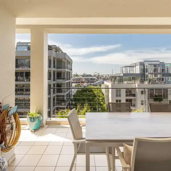 ELEVATED, LUXURY MARINA WATERFRONT APARTMENT