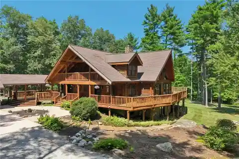 Custom Log Home on 5.9 Acres