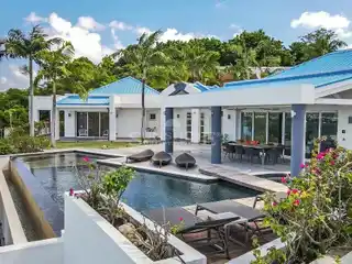 Lagoon-View Villa in Prestigious Aquamarina Community