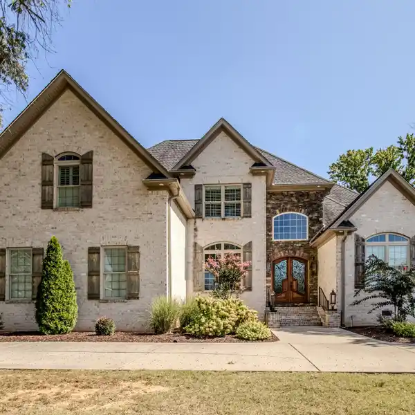 CUSTOM-BUILT LUXURY WITH PRIVATE POOLSIDE RETREAT