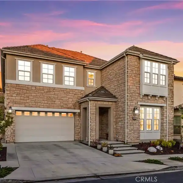 ELEGANCE WITH MODERN DESIGN IN IRONRIDGE