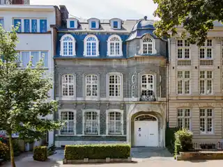 Elegant Mansion in the Square Coghen District