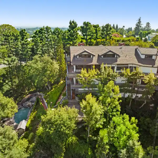 BEAUTIFUL CELEBRITY-PEDIGREED ESTATE