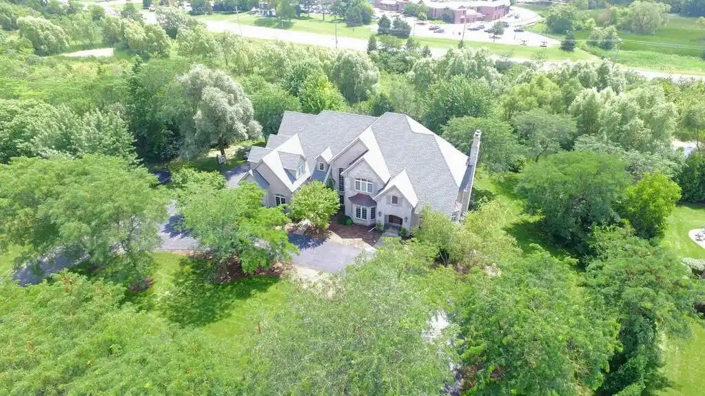 Exceptional Custom-built Home in Prestigious White Birch Lakes