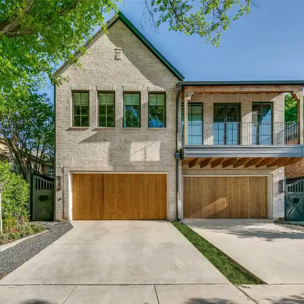 EXQUISITE HOME IN UNIVERSITY PLACE