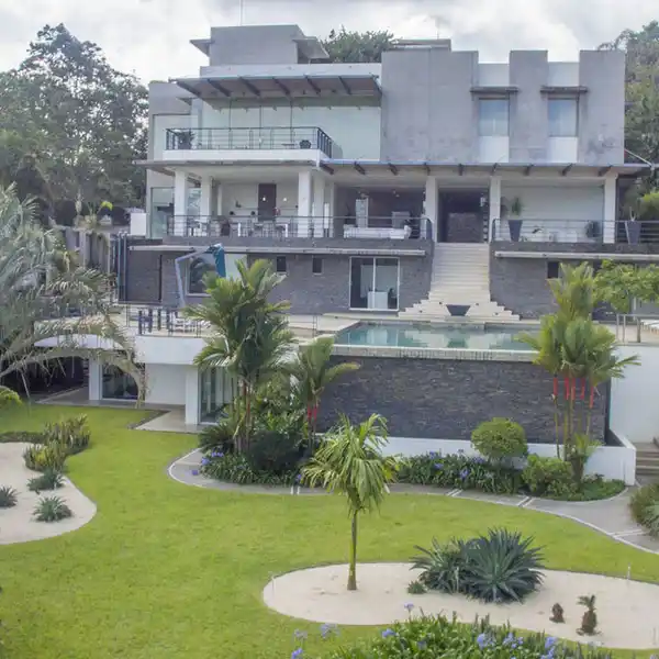 CONTEMPORARY LIVING IN ESCAZú