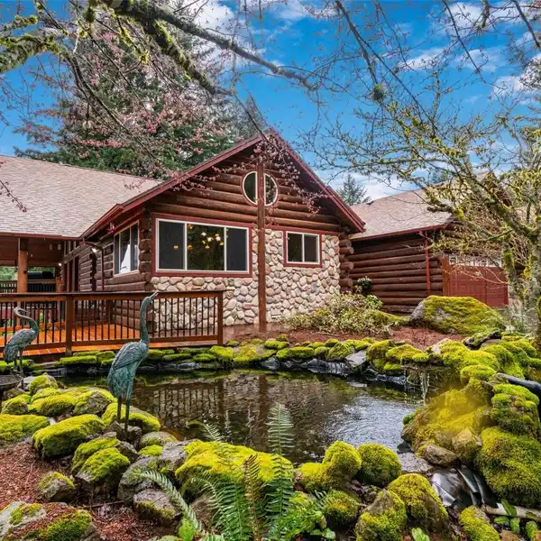 VERSATILE COMPOUND WITH MT HOOD VIEWS