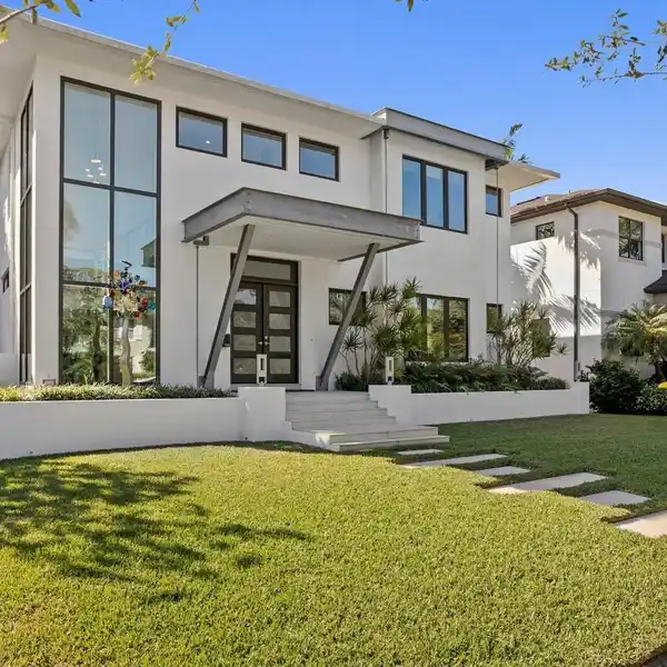CONTEMPORARY MASTERPIECE IN A HISTORIC NEIGHBORHOOD