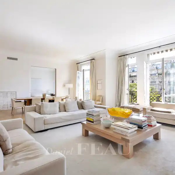 AIR-CONDITIONED APARTMENT IN PRESTIGIOUS STONE BUILDING
