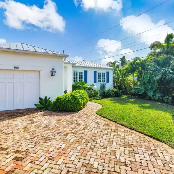 CHARMING HOME ON A PRIVATE LOT