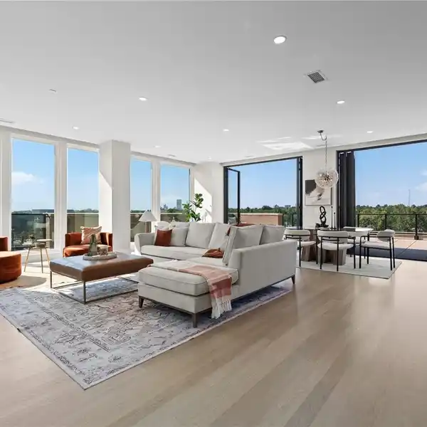 CORNER RESIDENCE WITH JAW-DROPPING VIEWS