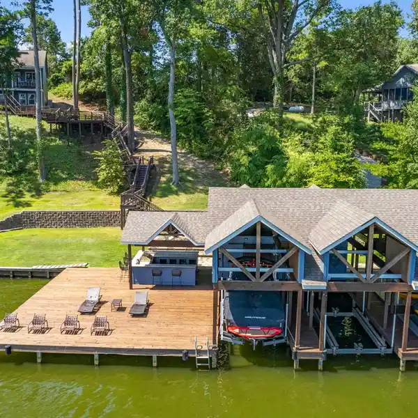 BEAUTIFULLY DESIGNED LAKE HOME