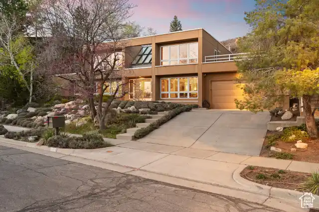 Wonderful Contemporary Home on a Mountainside Lot