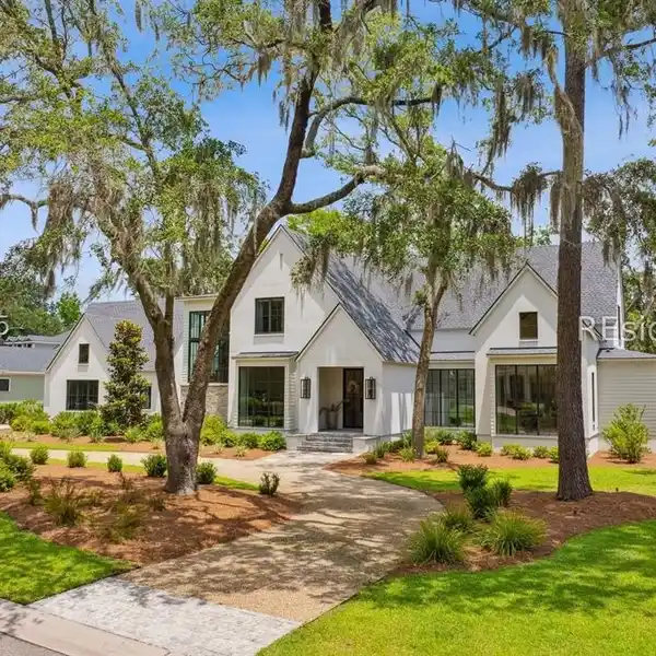ELEGANT LOWCOUNTRY HOME WITH HEATED AND CHILLED POOL
