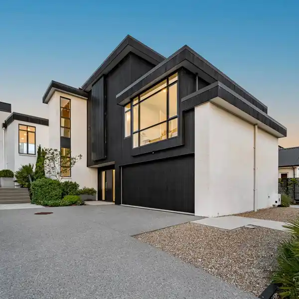 EXTRAORDINARY RESIDENCE BY THE GOLF COURSE