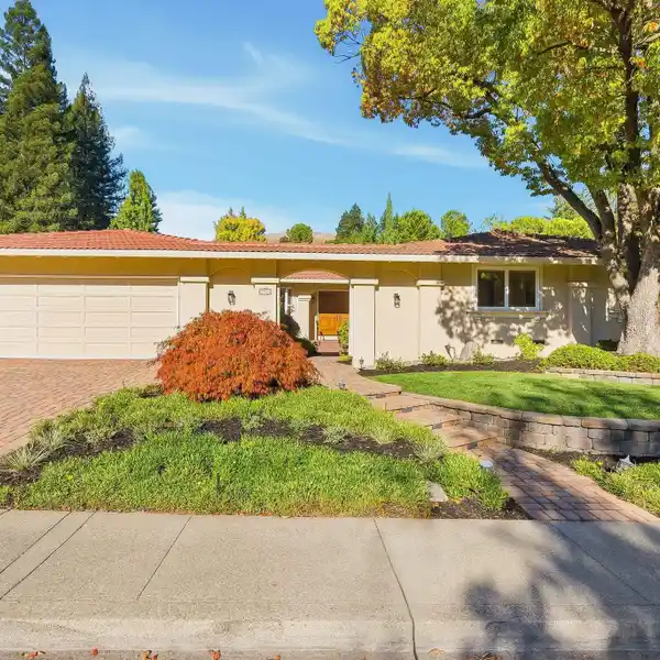 SINGLE-LEVEL SOPHISTICATION WITH LUSH GARDEN LIVING