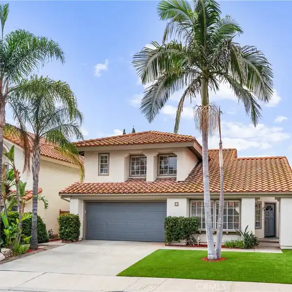 MODERN RANCHO SANTA MARGARITA HOME WITH VAULTED INTERIORS