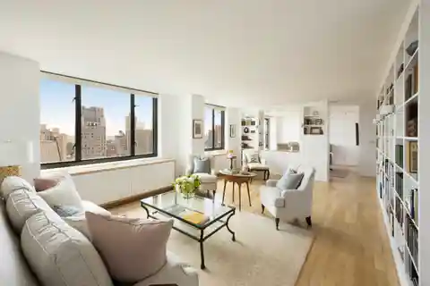 Refined Living with Sweeping Panoramas