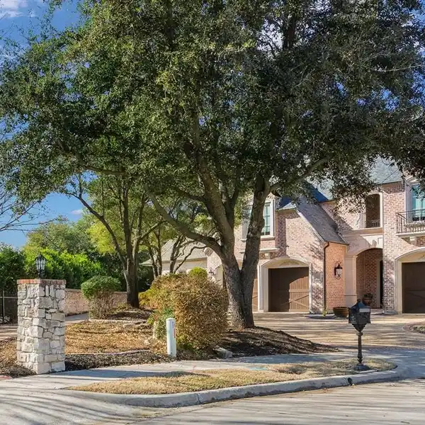 LUXURIOUS HOME IN THE VILLAGES OF STONEBRIAR PARK