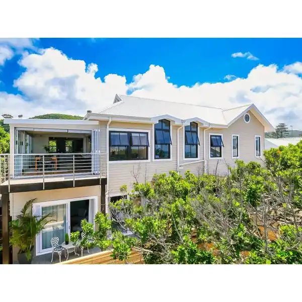 COASTAL RETREAT NEAR PRISTINE BEACHES