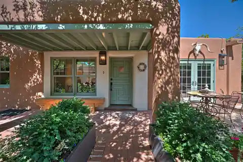 Entirely Remodeled Freestanding Downtown Condo