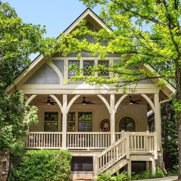 STYLISH SMART HOME IN PRIME LOCATION
