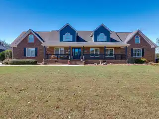 Elevated Cul-De-Sac Retreat with Striking Mountain Views