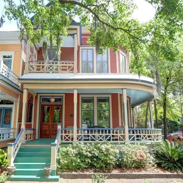 VICTORIAN MANSION ON BEAUTIFUL WHITFIELD SQUARE