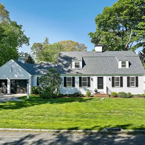 CLASSIC DUXBURY CAPE